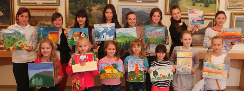Юные красавицы рисовали картину в галерее "Елисаветград" 