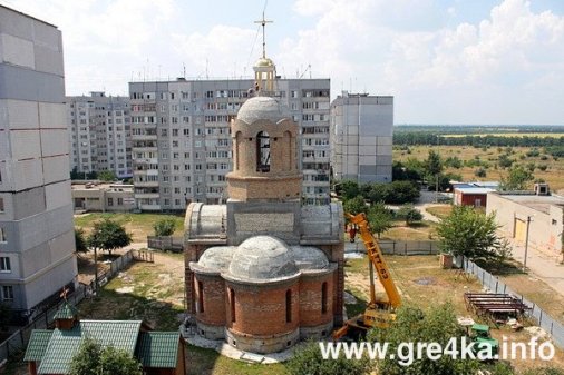 Кіровоград: на Жадова встановили купол і хрест нового храму