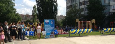 Дитячий майданчик біля школи №20 у Кіровограді