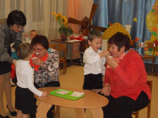 В Кировоградском садике "Гнездышко" детки учились кормить бабушек