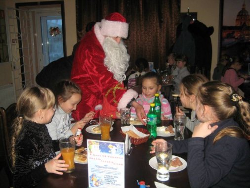 Дітки із Новоукраїнки святкували у кафе "Парижський Дворик"