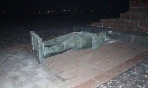 У Кіровограді вандали звалили пам'ятник Леніну