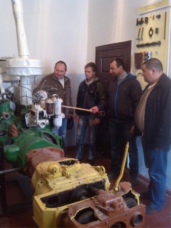 курсанти Ганул О.І., Геращенко О.Б. розповідають будову та системи двигуна СМД-62 трактора Т-150, Т-150К