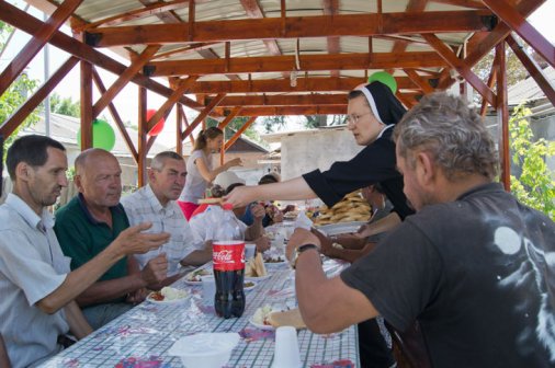У кіровоградських безхатченків з’явилася своя їдальня