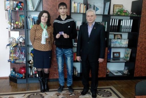 Випускник Олександрійського колегіуму отримав планшет від ЮніорБанку