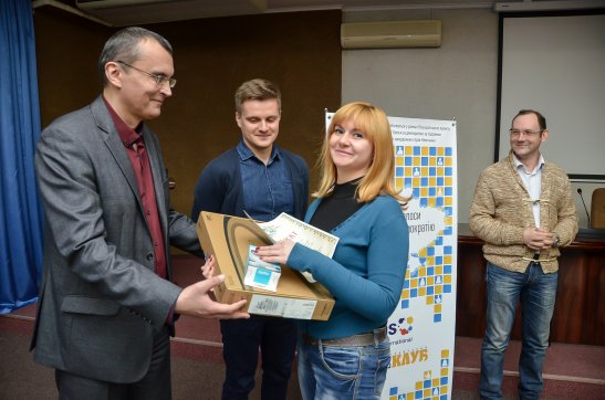 Лев Абрамов і Кирило Єсін вручають приз Юлії Тимошенко, фото - Олена Карпенко