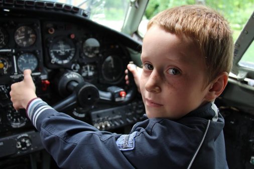 Дети проходят уроки самолетовождения!