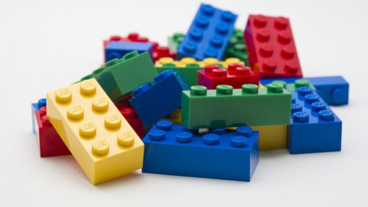 ​Маєте вдома конструктор LEGO? Приносьте у бібліотеку!