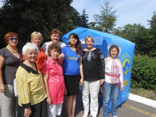 Активістки жіночої організації Об'єднання українок "Яворина"