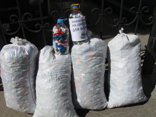 Сорок дев'ять кілограмів пластикових кришечок зібрали містяни