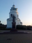 Пам’ятник Іосаву Бєлгородському на фоні Миколаївської Церкви