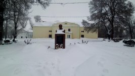 пам’ятник Тарасу Шевченко на фоні будинку культури
