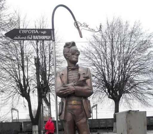Пам’ятник “Аристократу із Вапнярки” на станції Вапнярка - фото з сайту day.kyiv.ua