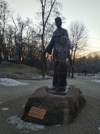 пам’ятник княжні Малуші і її сину Володимиру