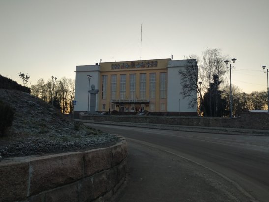 пам’ятник Тарасу Шевченко та будинок культури у місті Коростень