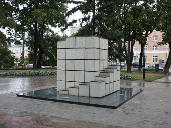 Пам’ятник цукру-рафінаду у місті Суми- фото з сайту ua.igotoworld