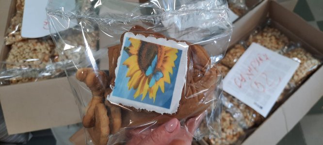 ​Печиво з патріотичними малюнками, зелений борщ та сухарики відправляють із Кропивницького тим, хто цього потребує