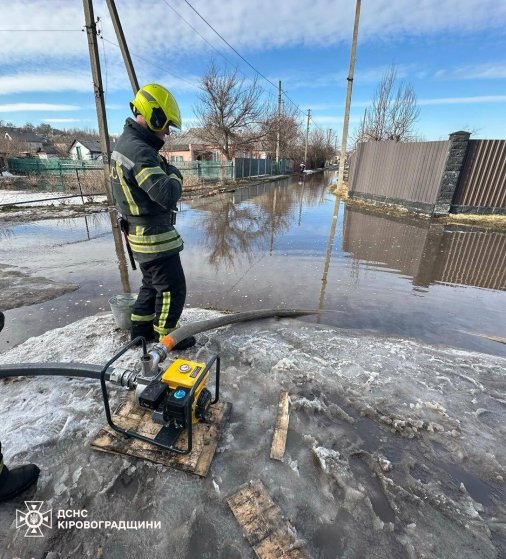 Бійці ДСНС продовжують надавати допомогу населенню у боротьбі з підтопленнями