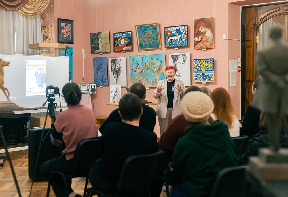 Відеоісторії людей, які через війну були змушені залишити рідні міста та розпочати життя заново, презентували у Музеї мистецтв